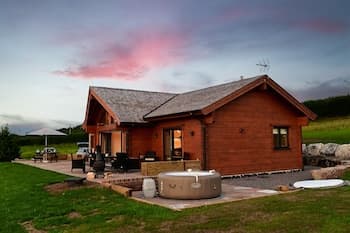 Cuddfan Lodge on a Gorgeous Private Lake