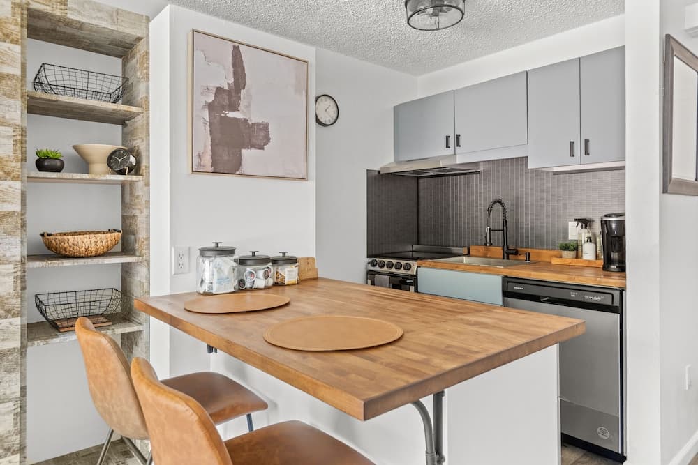 HOLT - Billionaire Mountain