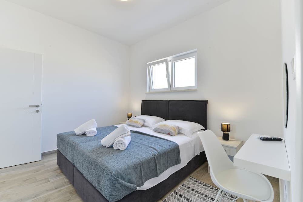 Modern & spacious villa with pool AE1445