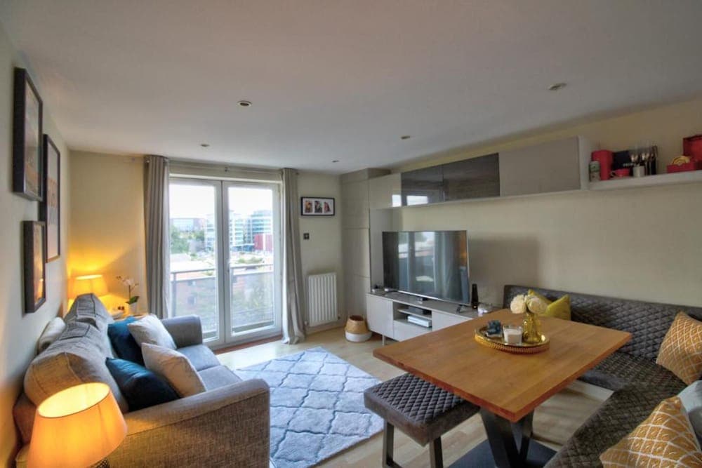 Luxury Modern Apartment With Stunning Balcony View