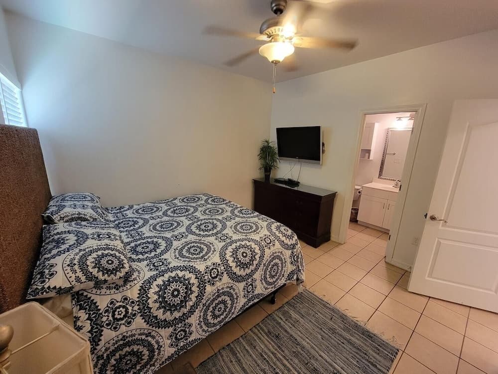 Sparkling Pool Easy Walk to Beach Los Cabos 2 Bedroom Home by Redawning