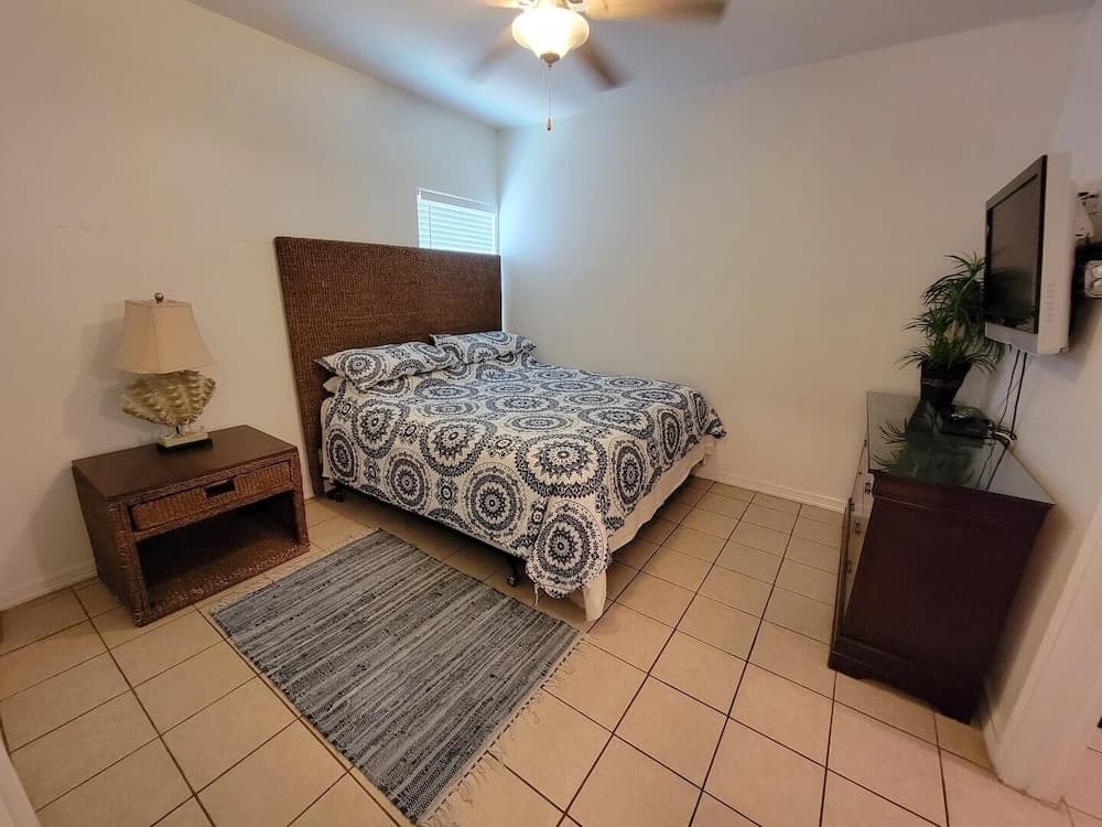 Sparkling Pool Easy Walk to Beach Los Cabos 2 Bedroom Home by Redawning