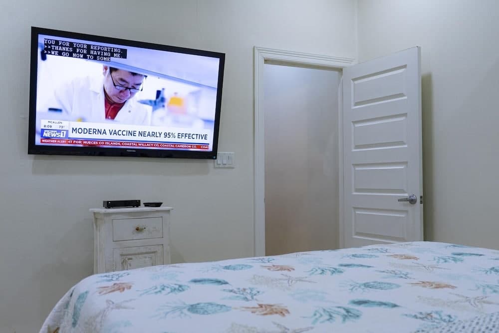 2 Level Townhome W/rooftop Patio Near Beach 3 Bedroom Home by Redawning