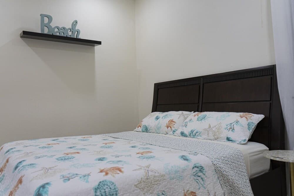 2 Level Townhome W/rooftop Patio Near Beach 3 Bedroom Home by Redawning