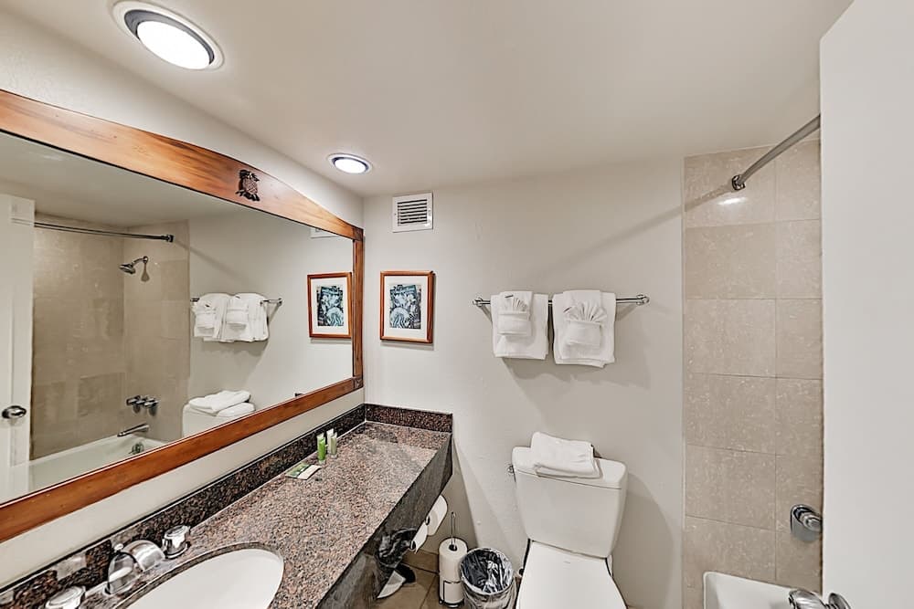 Luana Waikiki 520 Condo by Redawning