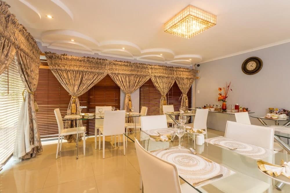 Room in Guest Room - Ezulwini Guest House - Queen Room With Balcony, Pool View & Jacuzzi in Balito