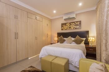 Ezulwini Guest House - Queen Room With Balcony, Pool View Jacuzzi in Balito