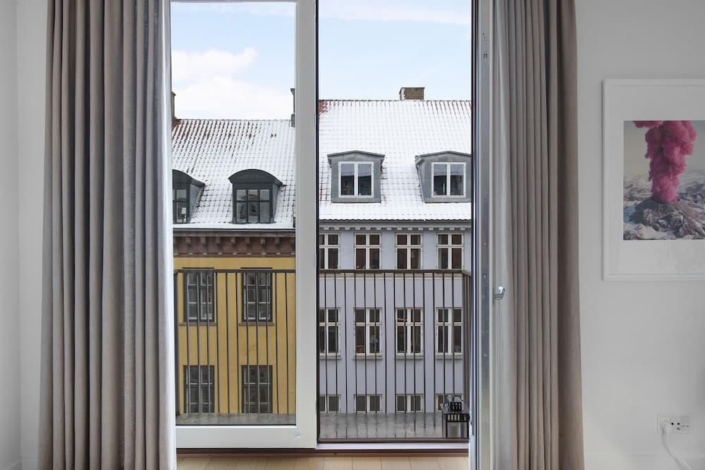 Sanders Monarch - Nice 1-bdr Apt With Balconies