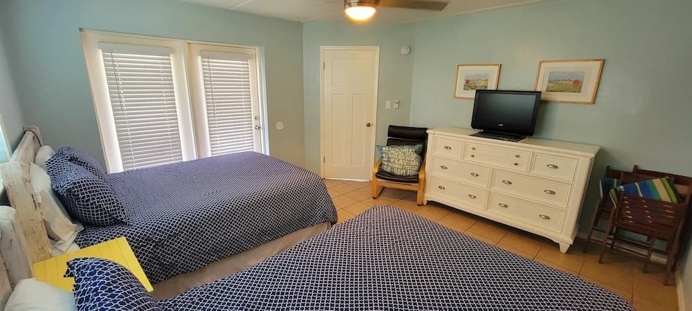 50 Yards to Beach Oversized W/pool Very Clean 2 Bedroom Home by Redawning