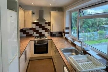 Lovely 4-bed Apartment in Harrow