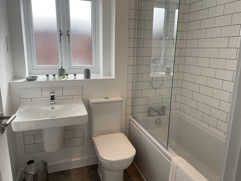 Beautiful 3-bed House in Derby With Parking