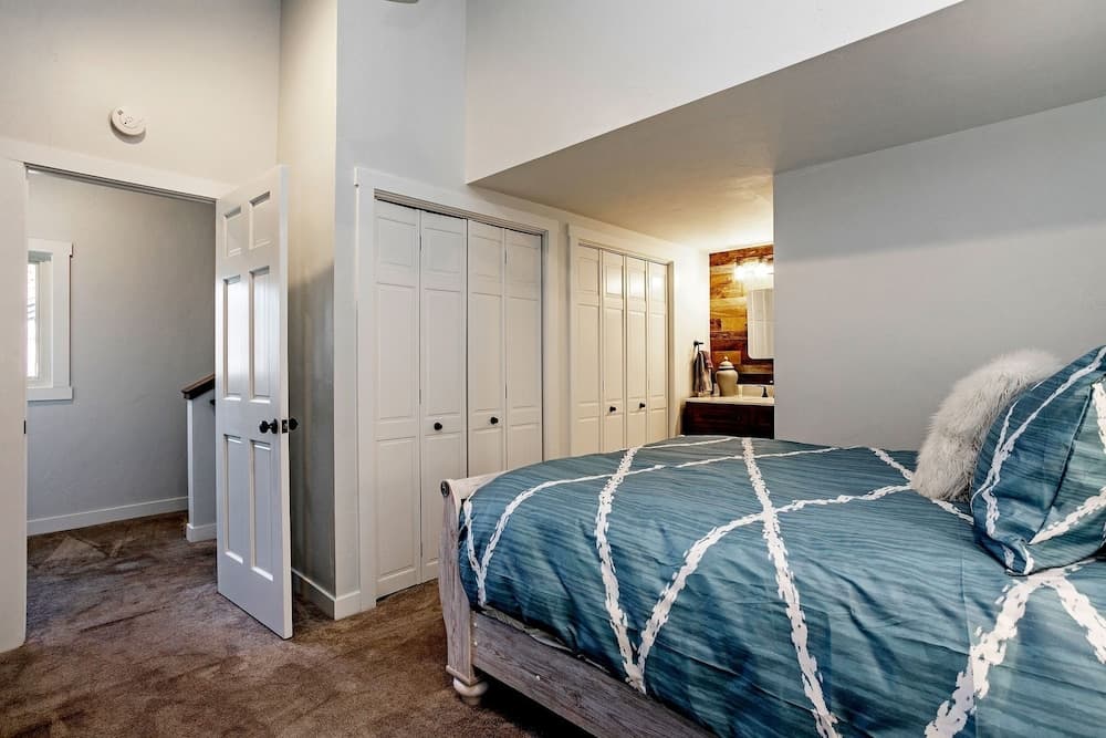 4352 Spruce Way 3 Bedroom Townhouse by Redawning