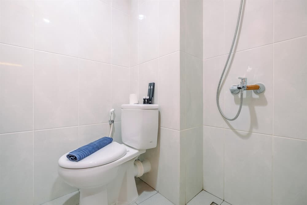 Elegant Studio At Evenciio Apartment Margonda