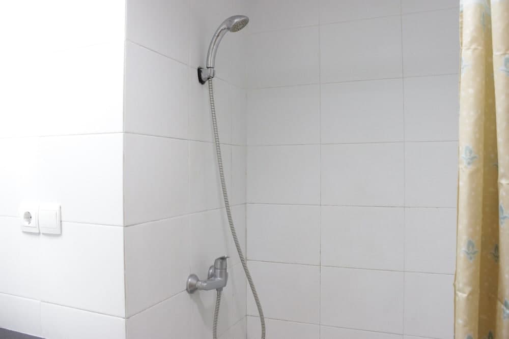 Modern & Contemporary Studio At Beverly Dago Apartment Near Itb