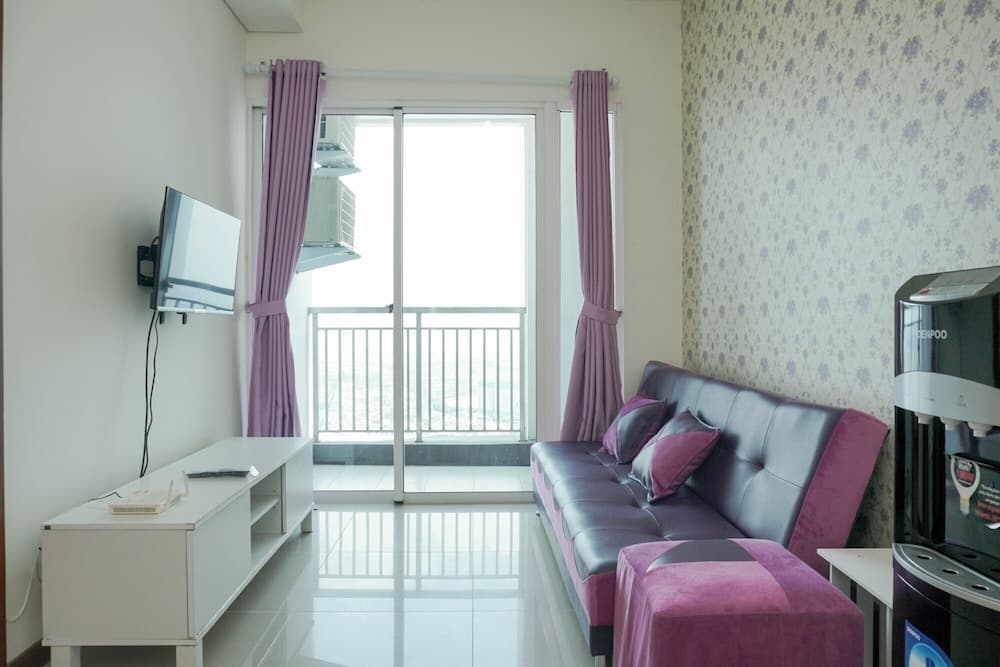 Comfort And Elegant 1Br Green Bay Condominium Apartment