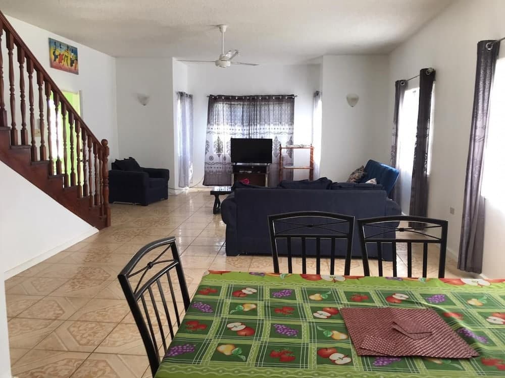 Beautiful 2-bed Apartment in Sunny Jamaica