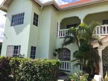 Beautiful 2-bed Apartment in Sunny Jamaica