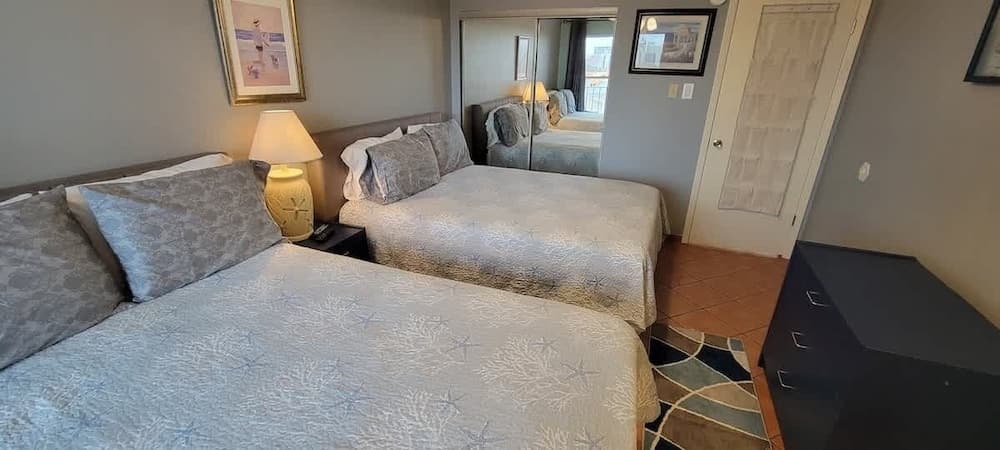 Great Family Condo * EZ Beach Access * SpaceX view (Gulfview II #604) by RedAwning