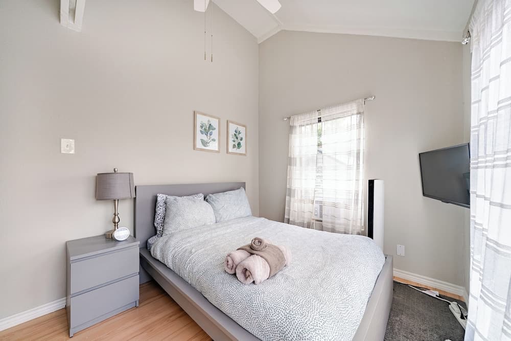 Wonderful Getaway Houston 2BR w/Balcony Views