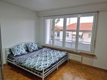 Entire Flat Close to Airport, Train, Center for 7