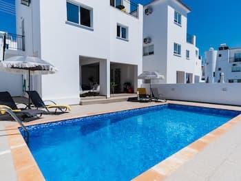 Sanders White Mountains - Pleasant Villa With Pool