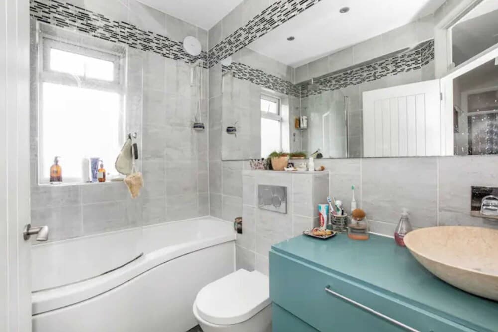 Gorgeous Refurbished 2 Bedroom Apartment With Garden