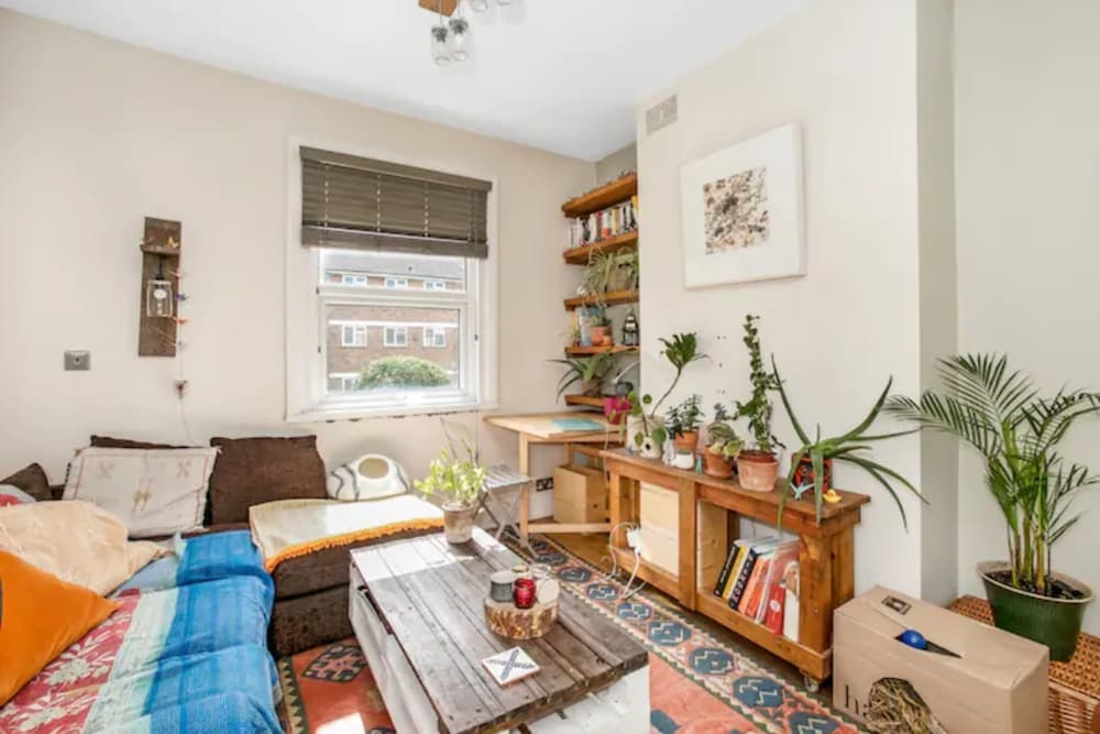 Gorgeous Refurbished 2 Bedroom Apartment With Garden