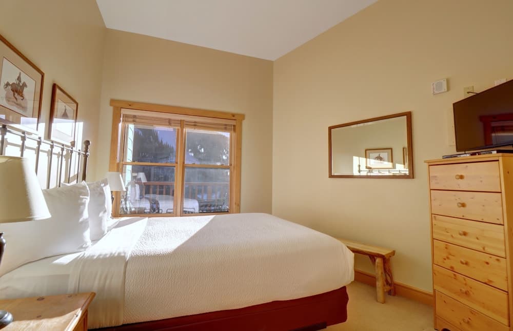 Spacious Copper Springs Condo Surrounded by Beautiful Views - CS431 by Redawning