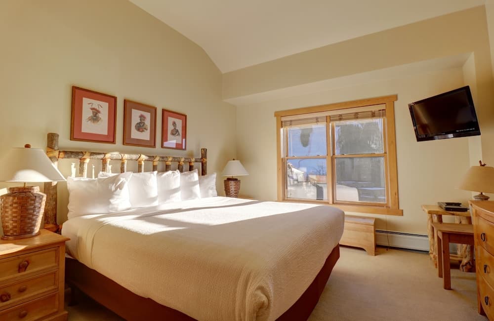 Spacious Copper Springs Condo Surrounded by Beautiful Views - CS431 by Redawning