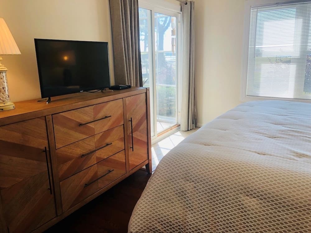 Holden Hideaway 2 Bedroom Condo by RedAwning