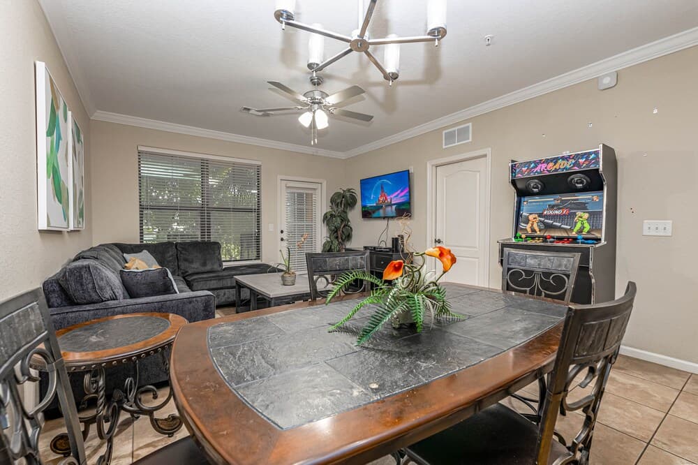 909bp 3 Bedroom Condo by Redawning