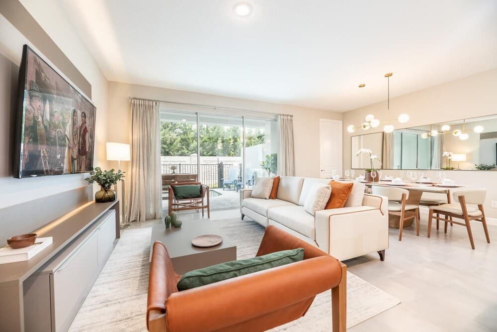 Stylish 4 Bedroom Home 10 min From Disney