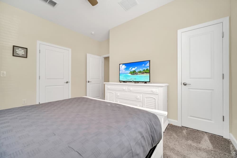 Comfy, Spacious, Newly Decorated With Lovely Pool Near Disney!