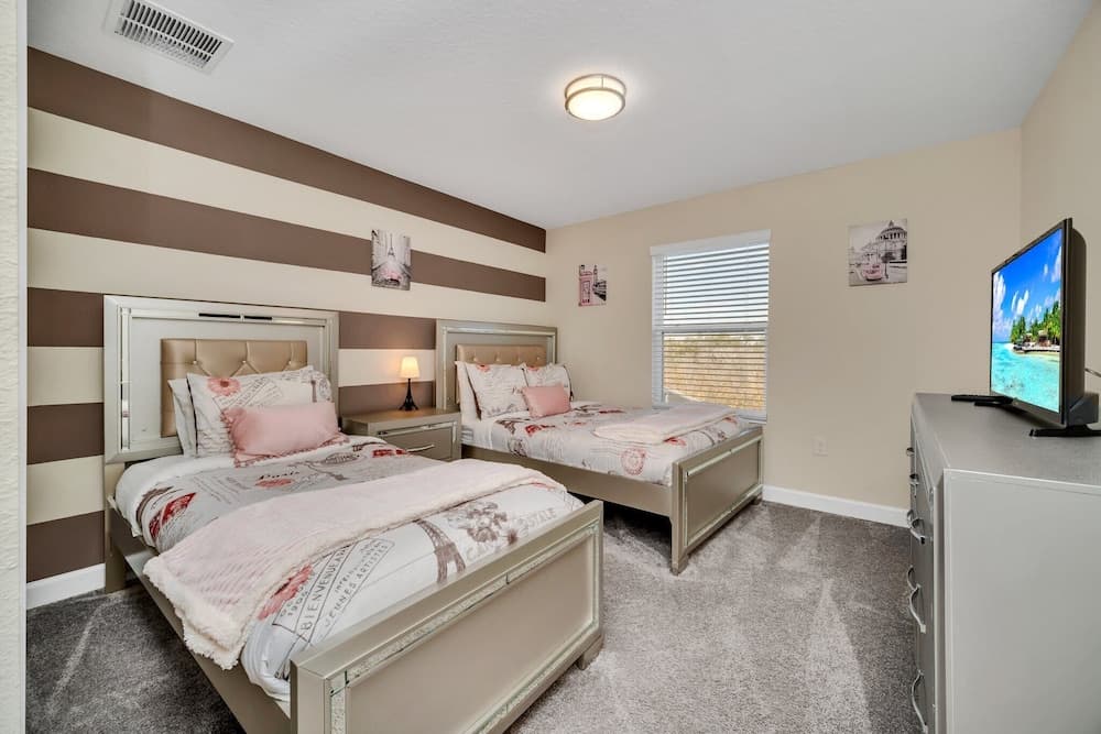 Comfy, Spacious, Newly Decorated With Lovely Pool Near Disney!