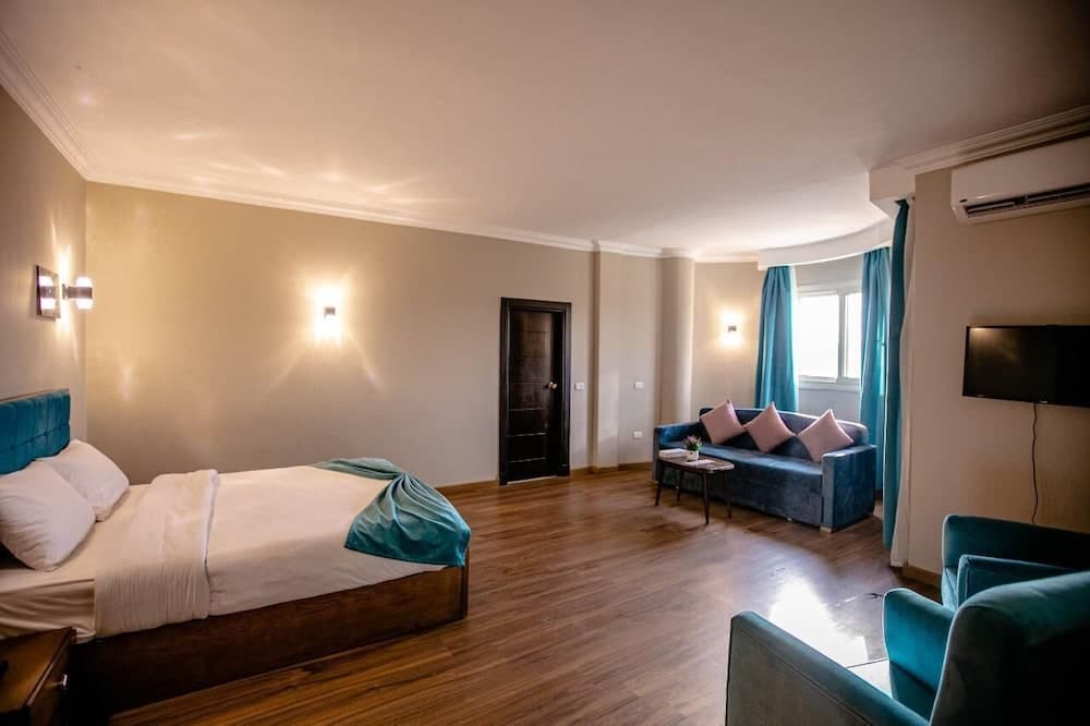 Pyramids Oasis Hotel