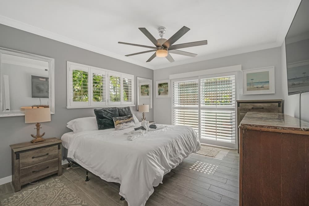 Recently Renovated Paradise W/ Private Pool! Close To Everything! 2 Bedroom Home by Redawning