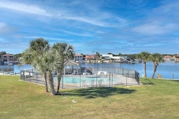 Dock Holiday 2 Bedroom Condo by Redawning