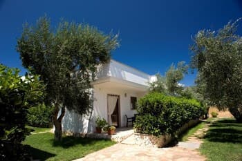 Ferienwohnung Ulivo mit Pool und Privatstrand