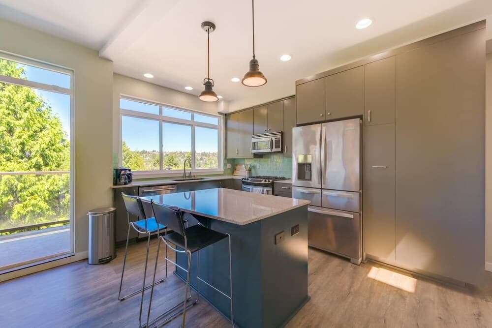 5 Min To Downtown Seattle! 3br & 2ba Cozy Townhome 3 Bedroom Townhouse by Redawning