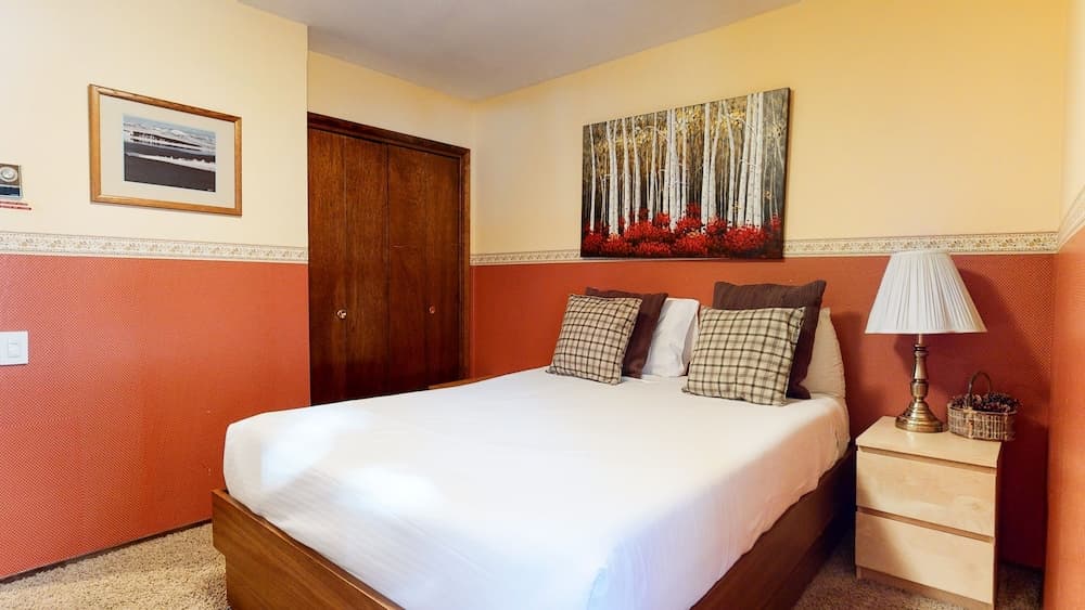 Horizons 4 186 Centrally Located, Spacious Mammoth Home with Cozy Fireplace by RedAwning