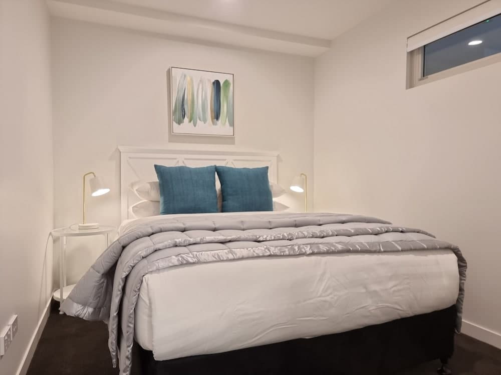 Luxe Apt w Harbour-Sunset Views -Parking