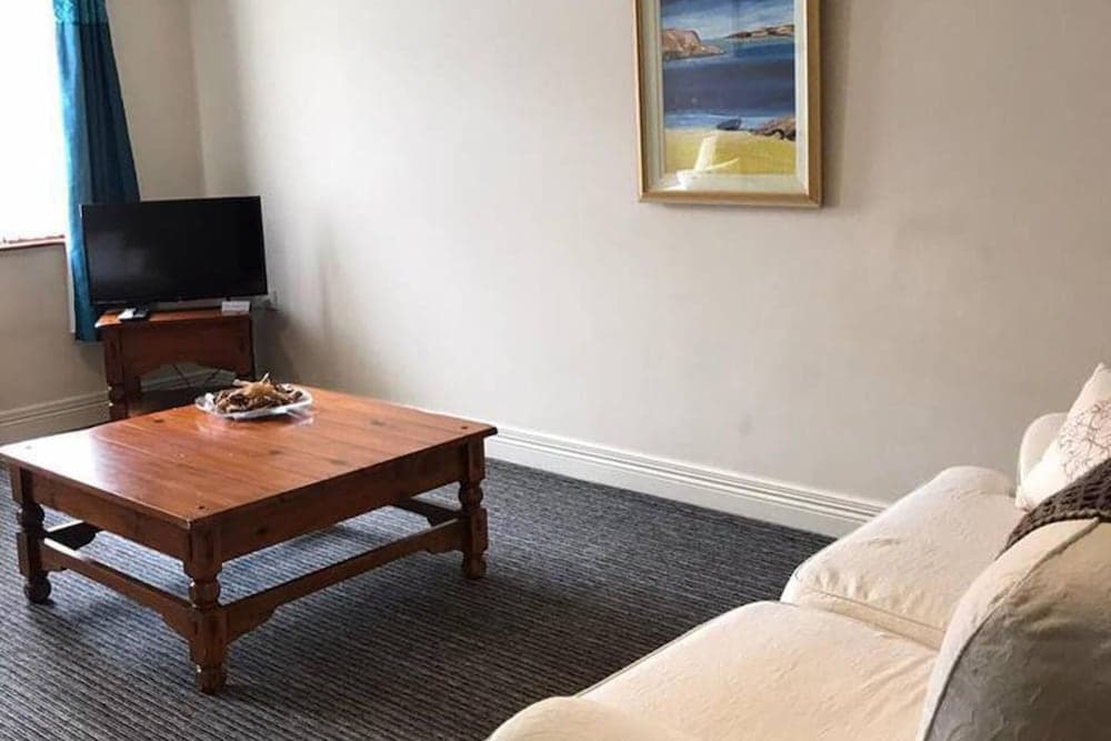 Central 2 Bed Apartment Above Great Derry Pub