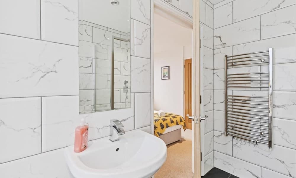 Urban Heights - two Bedroom two Bathroom Loft Style Apartment - Fast Wifi