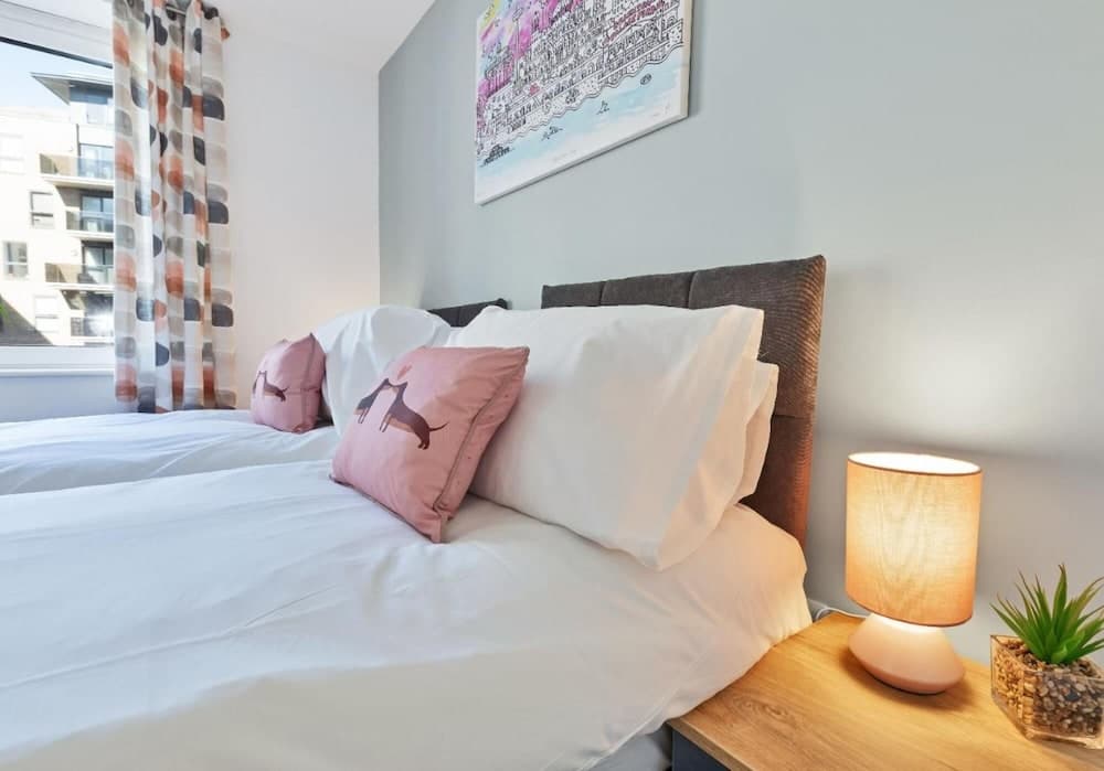 Central Garden View Modern 2 Bedroom 2 Bathroom Apartment Balcony