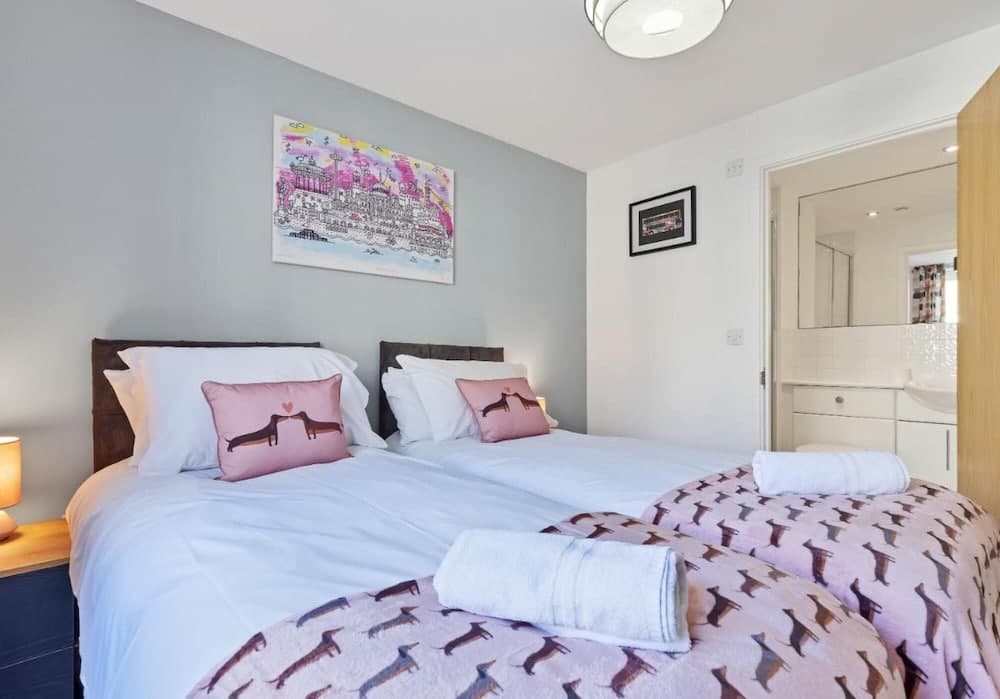 Central Garden View Modern 2 Bedroom 2 Bathroom Apartment Balcony