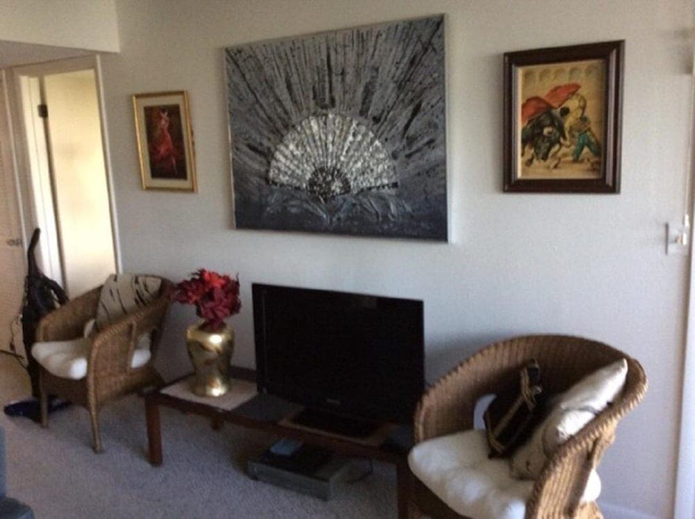 Tradewinds 151 1 Bedroom Condo by Redawning