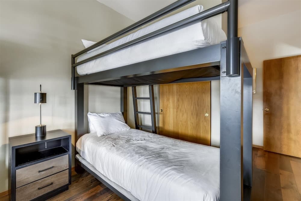 Lake Forest 204f 2 Bedroom Condo by Redawning