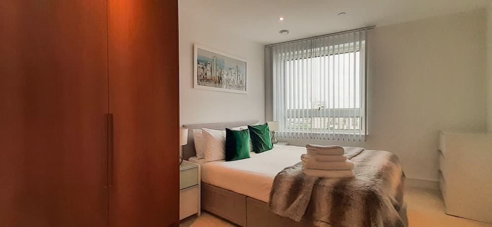 Lovely 2-bed/2-bath Apartment in Lincoln Plaza