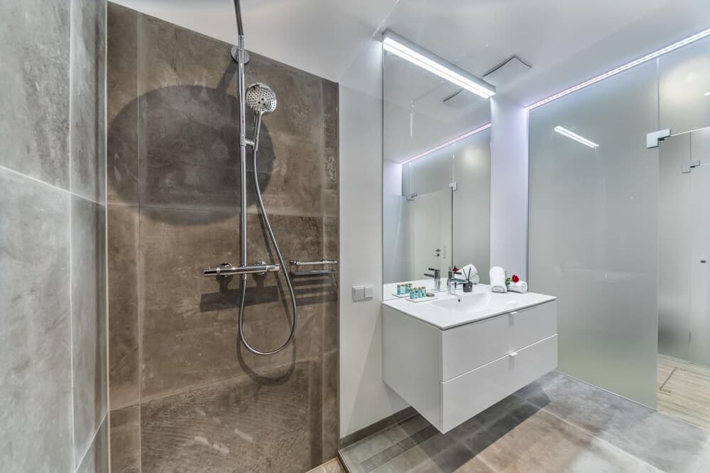 Superior Apartment Art Collection With Kingsize Bed and Air Conditioning