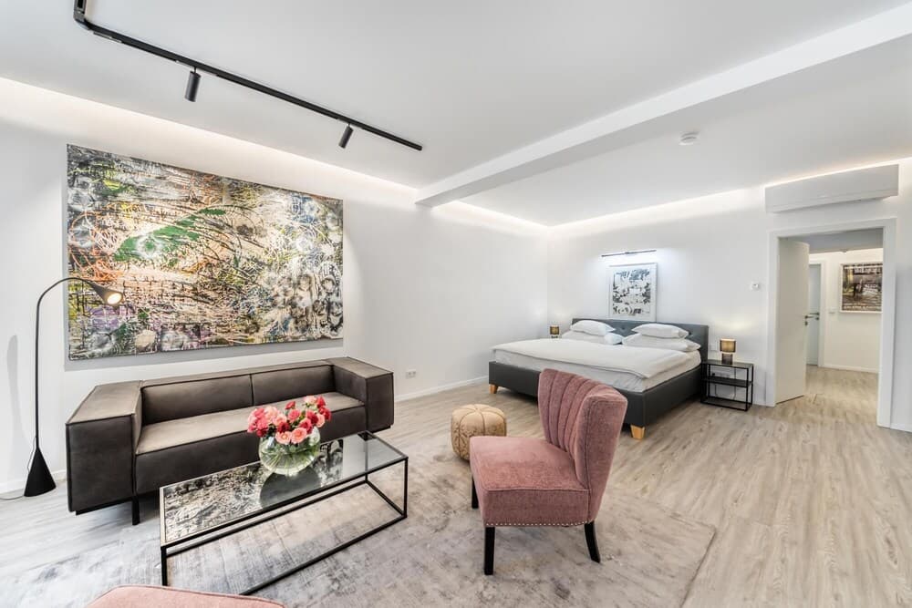 Superior Apartment Art Collection With Kingsize Bed and Air Conditioning